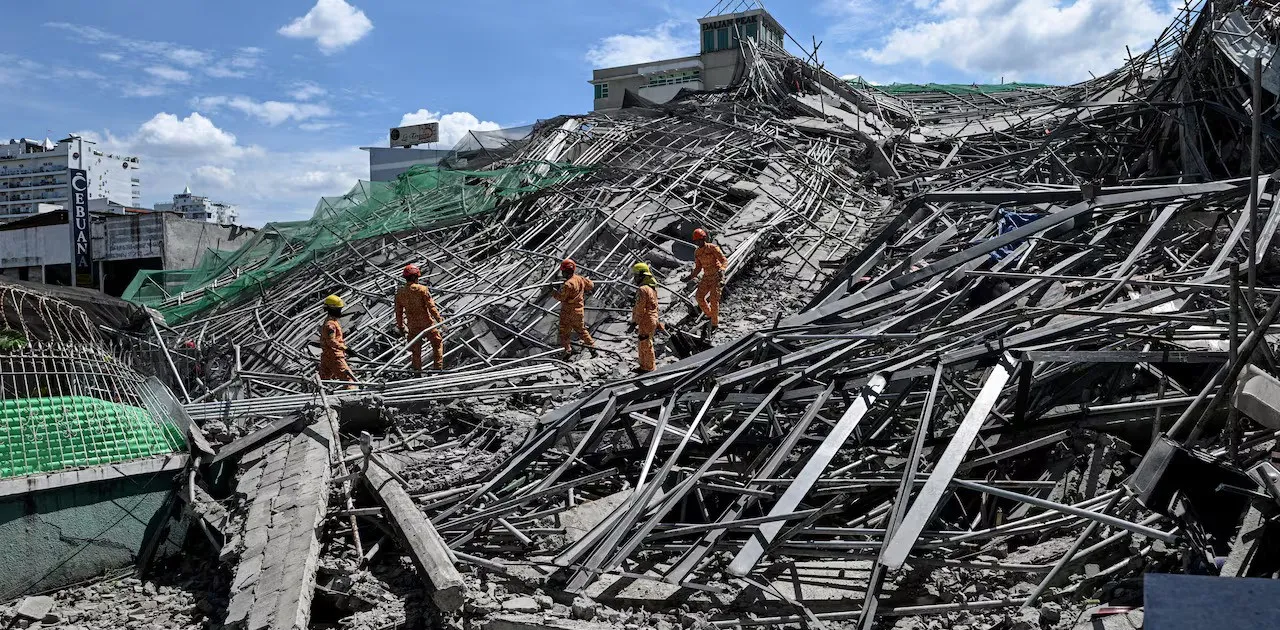 Pampanga bldg collapses and traps workers