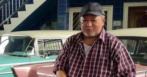 Mortiz returns to his first love and holds theater concert