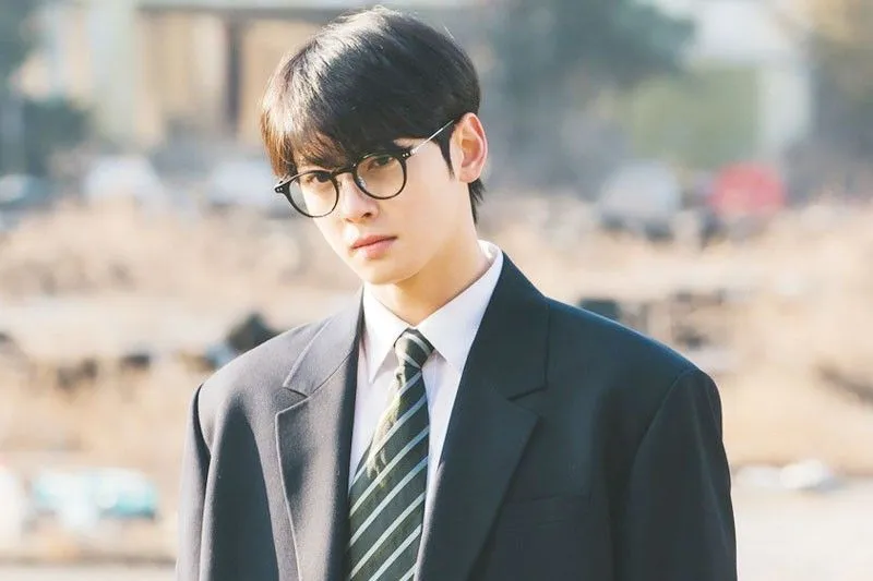 yoo-in-sik-guides.webp